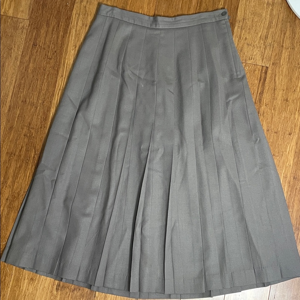 Pleated A-Line Skirt in taupe— Classic Schoolgirl Style, good condition 💯 wool